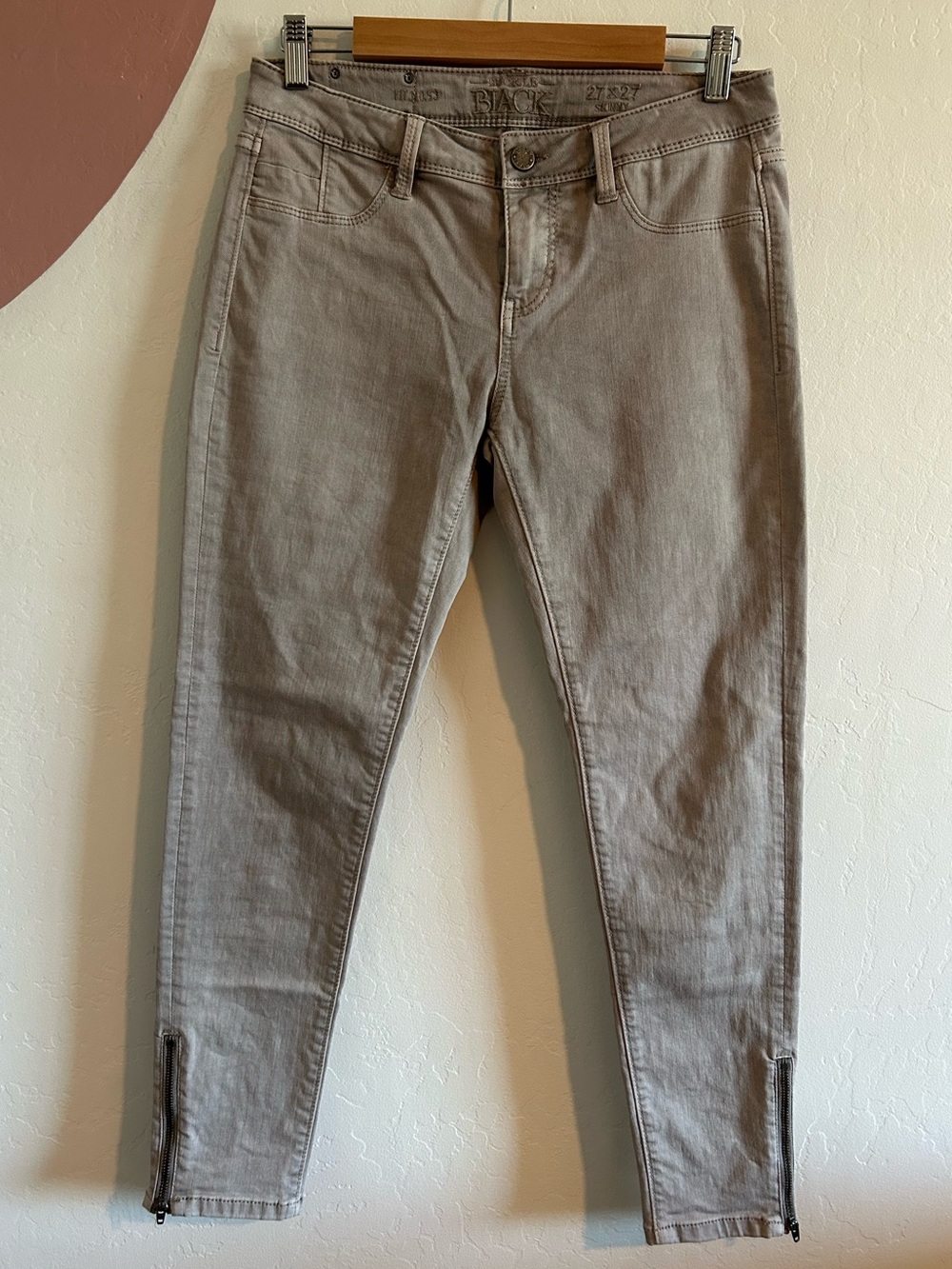 Buckle Black Women's Slim Zip-Hem Jeans in Light Taupe size 27